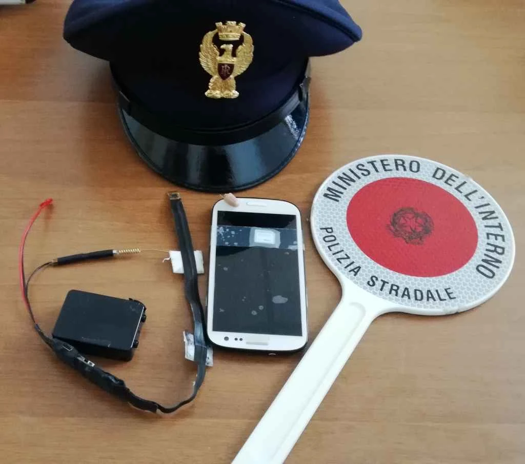 Ricetrasmittente all’esame della patente, due denunce