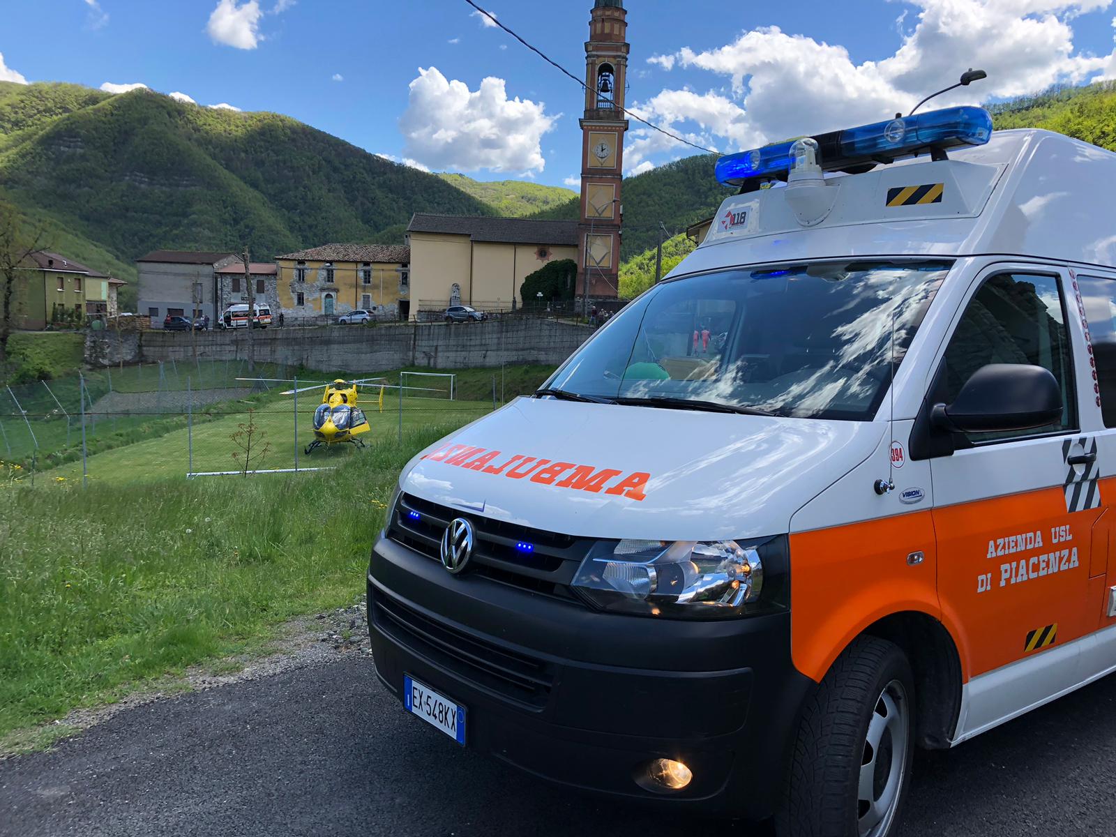 Ambulanza a Coli Precipita dal tetto