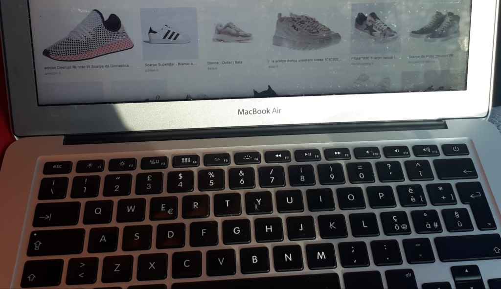 Paghereste per provare vestiti e scarpe