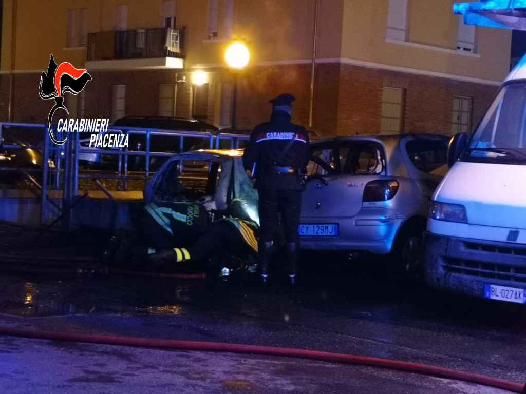 Incendia le auto dei vicini di casa