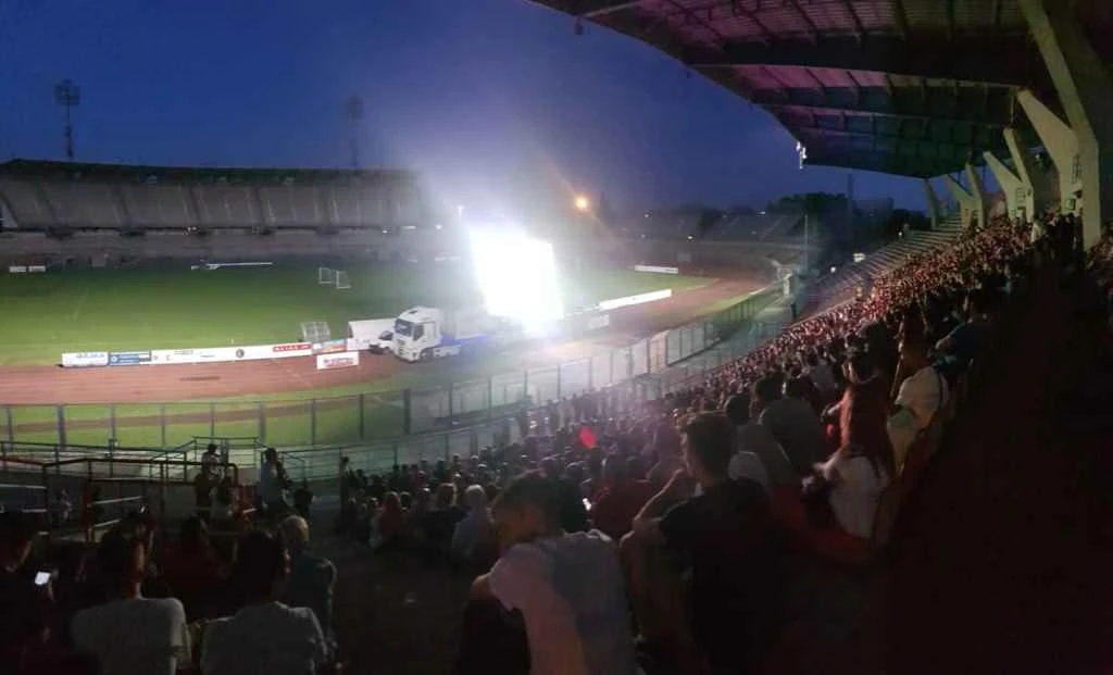 Stadio Garilli, petardo a bordo campo durante la partita Feralpisalò-Ternana: ferito uno steward