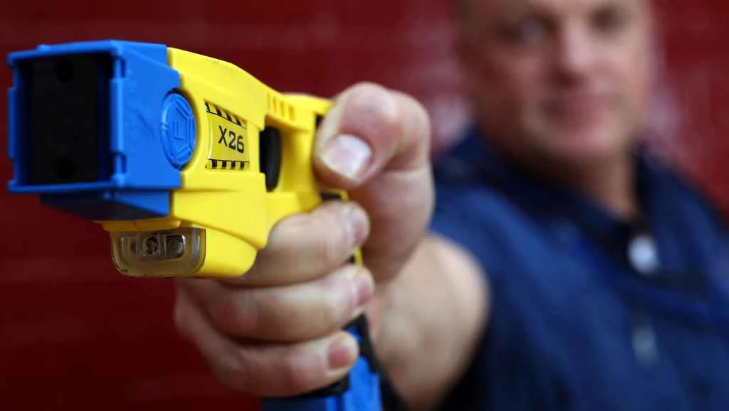 Taser alla polizia locale, ok in consiglio comunale. Sindacati: “Peccato per le castronerie di Saccardi”