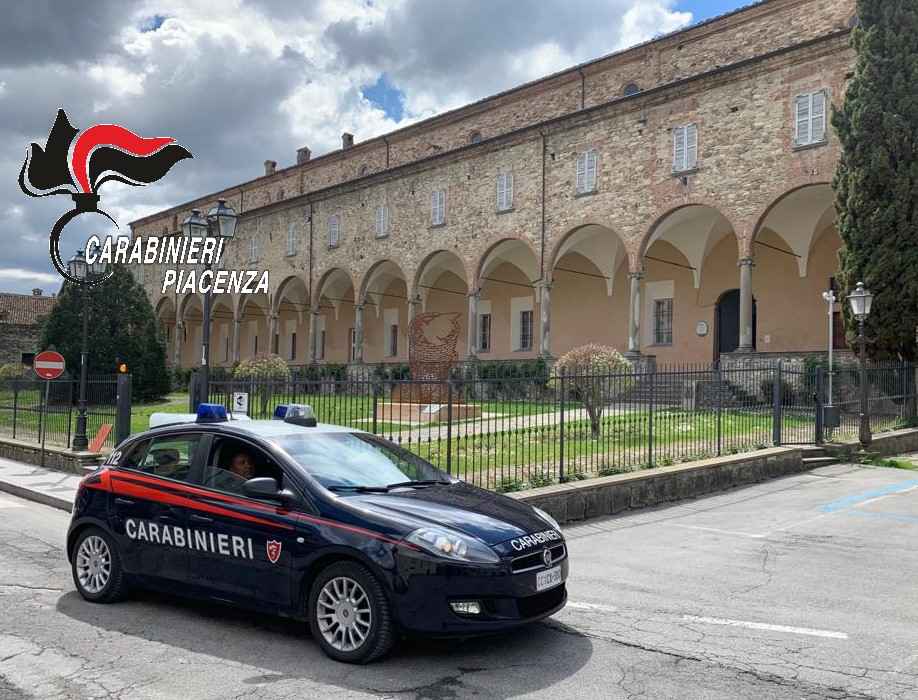evade dai domiciliari per andare al bar