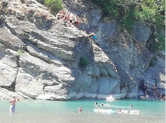 Tuffo nel Trebbia, 28enne rischia di annegare dopo aver battuto la testa