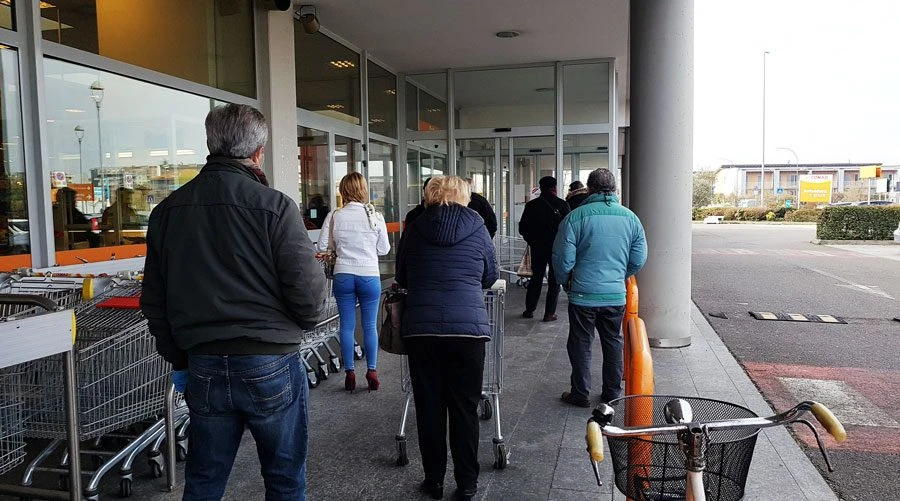 Nei supermercati ingressi scaglionati: “Un solo membro della famiglia si rechi a fare spesa”