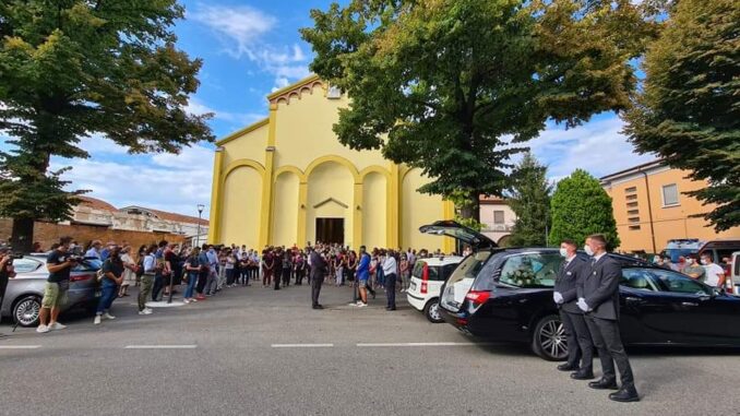 Funerali Elisa Pomarelli I Funerali di Elisa Pomarelli. Prima dell'ingresso in Chiesa del Feretro un violinista ha risuonato le note della canzone preferita della giovane piacentina "Piccola stella senza cielo" di Luciano Ligabue. Don Pietro Cesena durante l'Omelia: "Oggi Elisa ha un cielo"