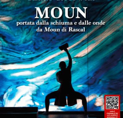 Moun portata dalla schiuma e dalle onde