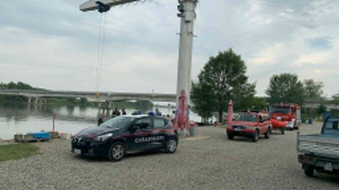 Vigili del Fuoco impegnati nel recupero di un corpo nel Po a San Nazzaro Vigili del Fuoco impegnati nel recupero di un corpo nel Po a San Nazzaro