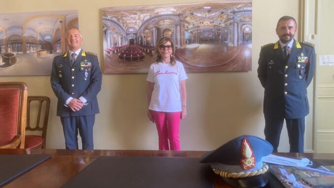 Il saluto del Sindaco Barbieri al Colonnello Sanapo e il buon lavoro al nuovo comandante Loero Il saluto del Sindaco Barbieri al Colonnello Sanapo e il buon lavoro al nuovo comandante Loero