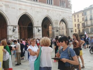 Manifestazione spontanea contro il Green Pass a Piacenza, "Non è una cura, è un ricatto" - AUDIO, VIDEO e FOTO