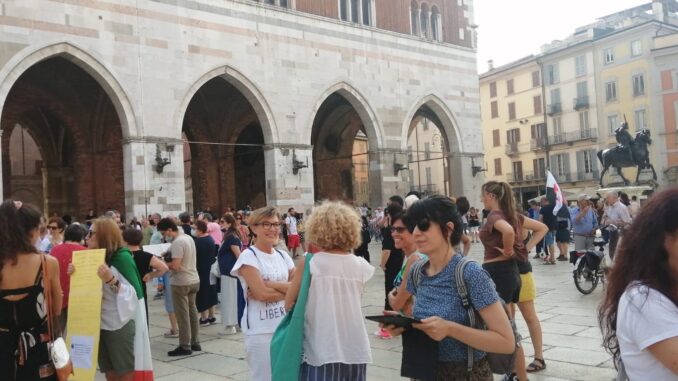 Manifestazione spontanea contro il Green Pass a Piacenza, "Non è una cura, è un ricatto" - AUDIO, VIDEO e FOTO Manifestazione spontanea contro il Green Pass a Piacenza, "Non è una cura, è un ricatto" - AUDIO, VIDEO e FOTO