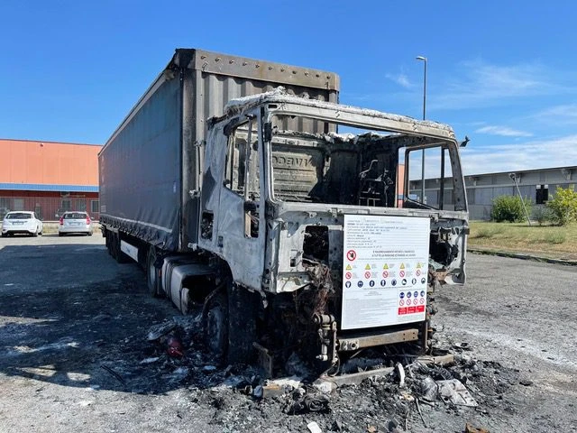 Tir in fiamme in strada Caorsana, Croce Verde pronta al delicato intervento di bonifica dell’area – FOTO