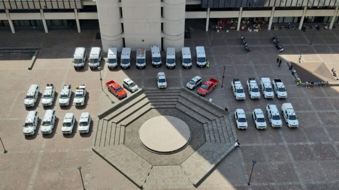 I mezzi schierati sul piazzale