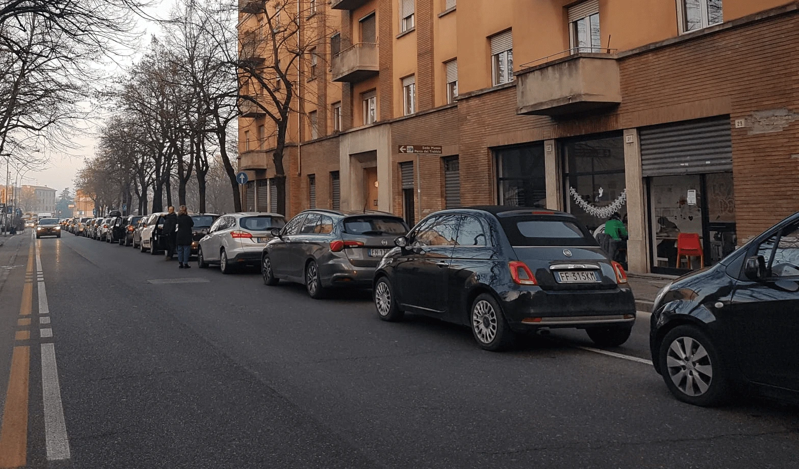 Ancora lunghe code per raggiungere il “drive through” di via Anguissola: traffico in tilt tra Barriera Torino e via XXI Aprile