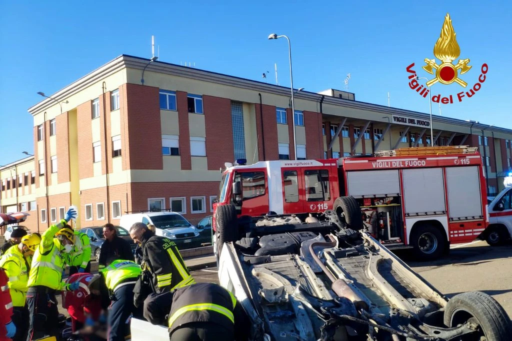 Si ribalta con l’auto in strada Valnure, davanti alla caserma dei vigili del fuoco: grave un uomo