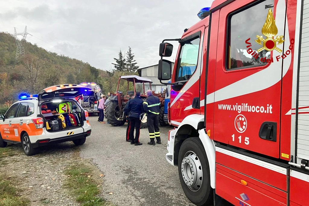Travolto dal proprio trattore durante alcuni lavori, agricoltore 71enne ferito nei pressi di Travo