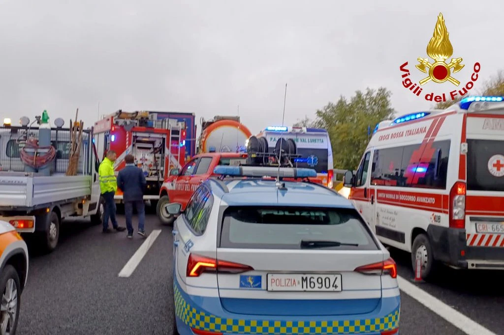 Schianto tra tir in A21, carico perso sull’asfalto e traffico in tilt