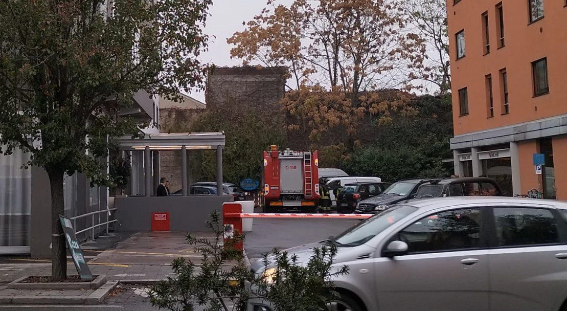 Incendio in uno stabile di via Colombo, vigili del fuoco al lavoro