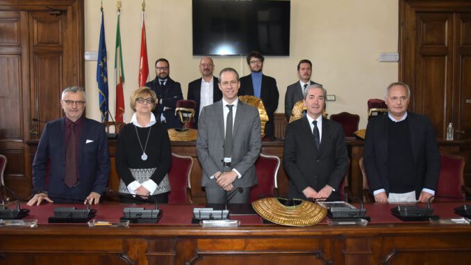 Il condirettore generale della Banca di Piacenza Pietro Coppelli tra l'assessore Fiazza e il curatore della mostra Auricchio