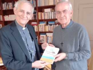 "Don Vittorione l'Africano", presentazione del libro di Gianni Spartà il 10 dicembre a Piacenza. Il giornalista nel suo libro "Don Vittorione l'Africano" (Pietro Macchione Editore) descrive una storia diversa. Quella di un uomo, Vittorio Pastori, che ha aiutato dissidenti ed ebrei a espatriare in Svizzera durante la seconda guerra mondiale. È anche la storia di chi ha incontrato monsignor Enrico Manfredini e insieme a lui ha dato vita ad Africa Mission Cooperazione e Sviluppo, il Movimento che da 50 anni opera in Uganda scavando pozzi e occupandosi della formazione dei giovani e dell'accoglienza dei rifugiati. L'appuntamento è previsto a Piacenza sabato 10 dicembre alle 10.45 a Palazzo Rota Pisaroni. L'autore del libro sarà intervistato dalla giornalista Barbara Sartori. Presenti all'evento anche il padre comboniano Marco Canovi, il presidente di Africa Mission don Maurizio Noberini (che nei giorni scorsi ha consegnato una compia del libro al presidente della Cei monsignor Matteo Maria Zuppi), la collaboratrice storica del Movimento Cristiana Strozzi, oltre ai rappresentanti del Comune e della Diocesi di Piacenza-Bobbio.