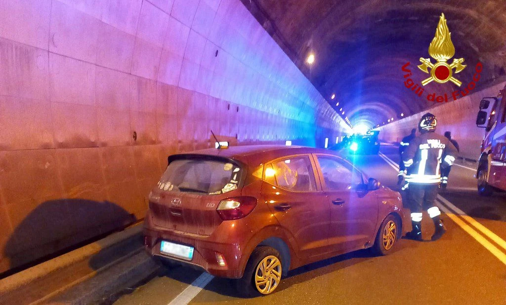 Schianto tra auto in galleria a Bobbio, due feriti e tratto chiuso al traffico