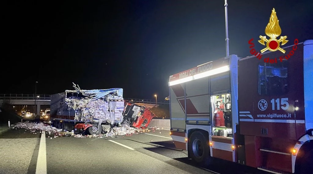 Tir perde il controllo in autostrada a Fiorenzuola e si schianta contro il pilone di un cavalcavia – FOTO