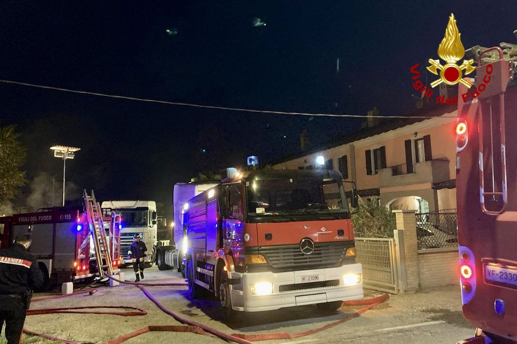 Tre tir distrutti dalle fiamme nella notte