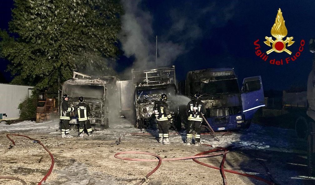 Tre tir distrutti dalle fiamme nella notte