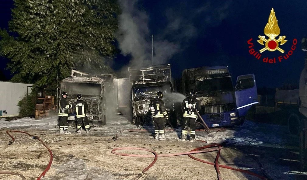 Tre tir distrutti dalle fiamme