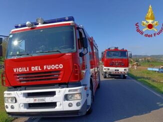 Vasto incendio in una cascina a Castel San Giovanni