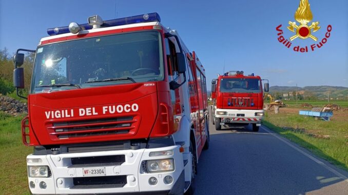 Vasto incendio in una cascina a Castel San Giovanni