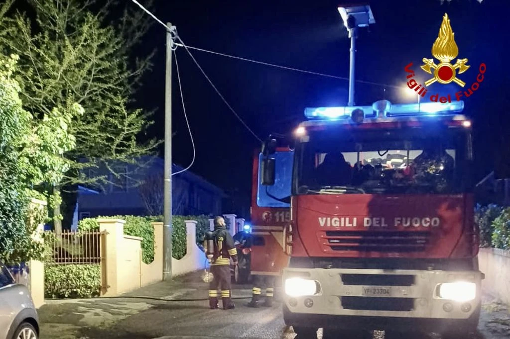Fiamme in un box di via Manfredi, nessuno ferito ma danni ingenti
