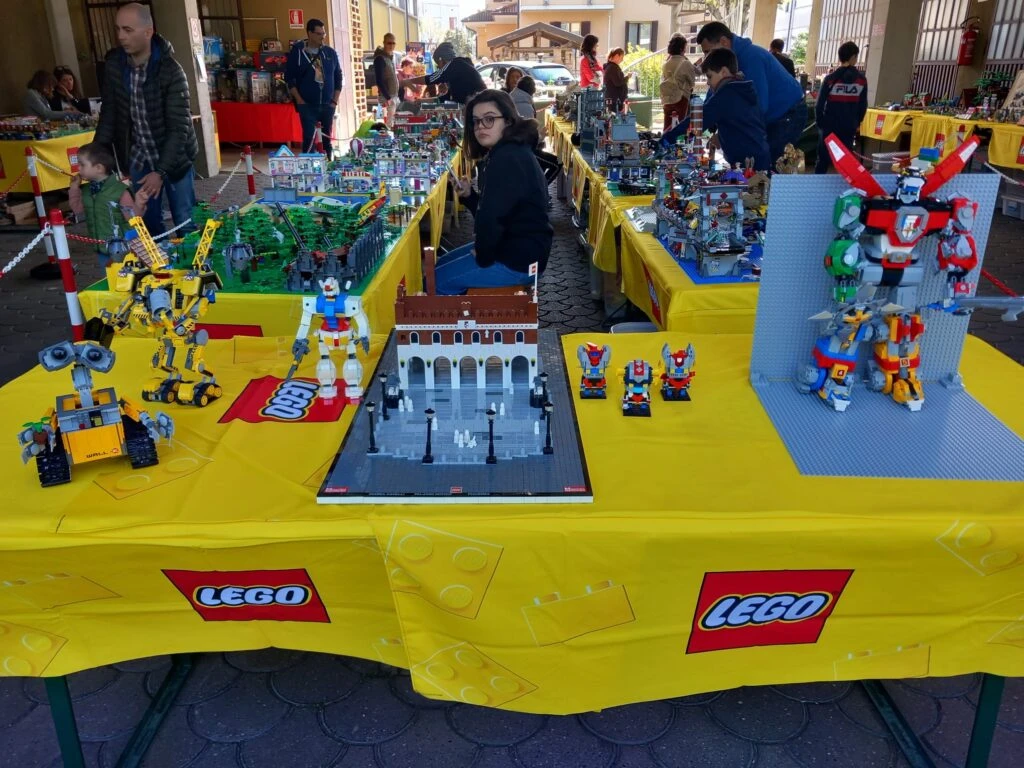 Lego e nostalgia, successo per la prima edizione della mostra “Mattoncini spaziali”