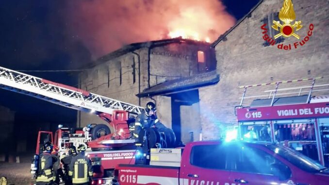 Edificio in fiamme a Rottofreno Edificio in fiamme a Rottofreno