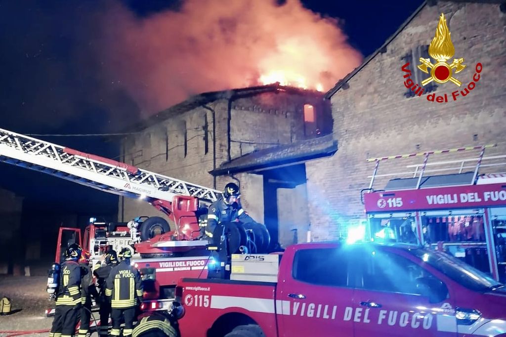 Edificio in fiamme a Rottofreno