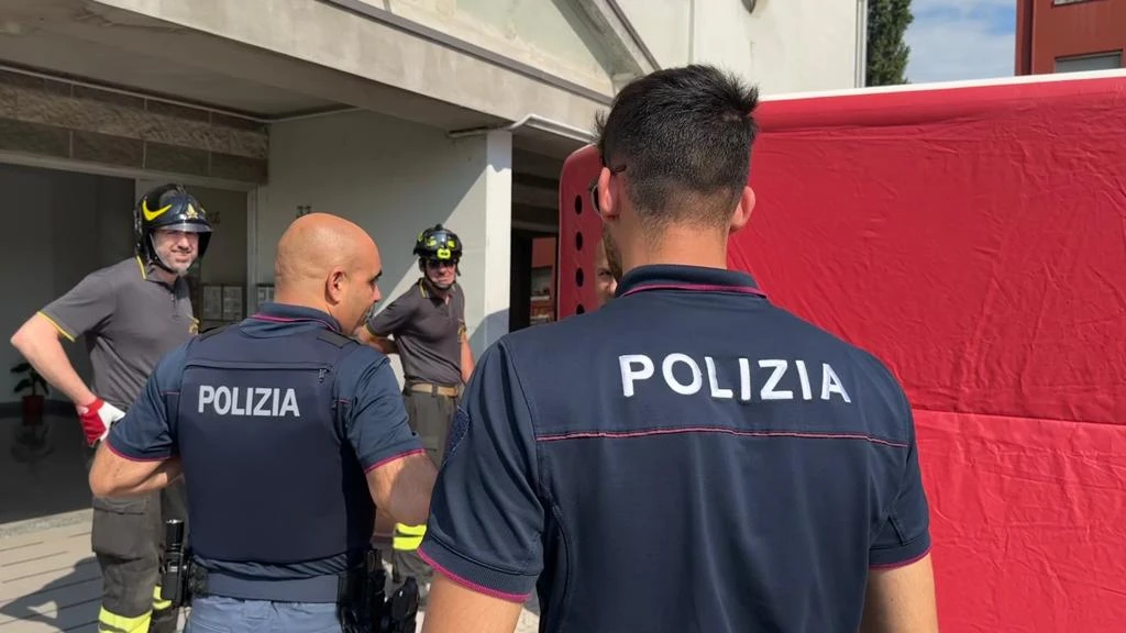 Minaccia di gettarsi dal sesto piano, operatore della Croce Bianca lo convince a desistere e lo salva – AUDIO
