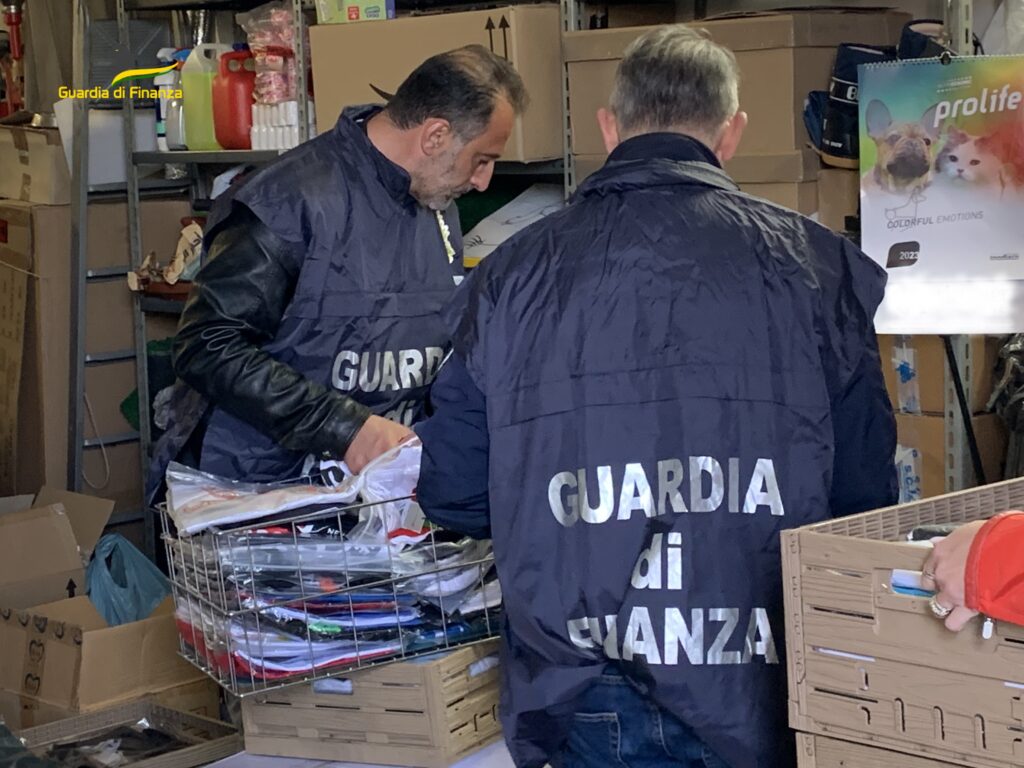 abbigliamento contraffatto sequestrati