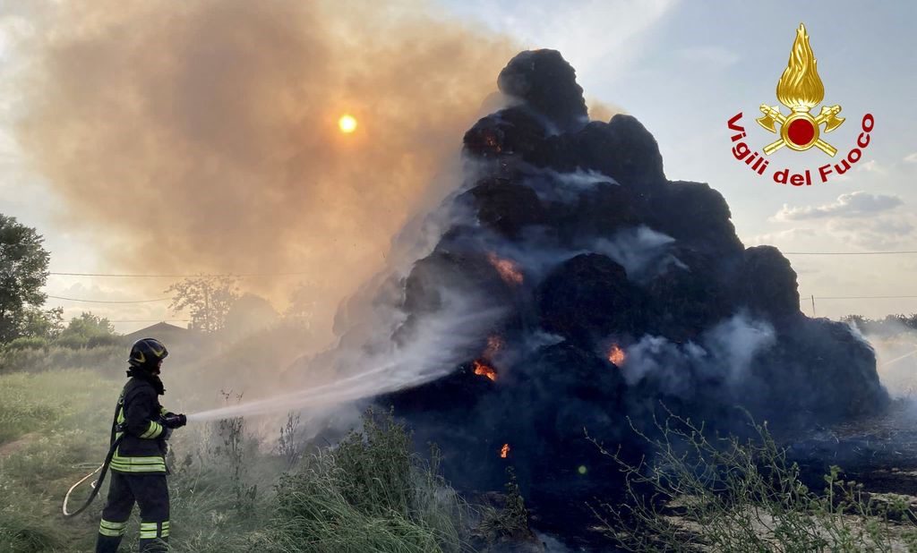 incendio campo vigili fuoco