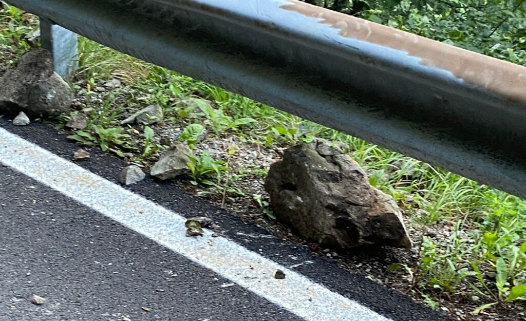 ciclista travolto massi 