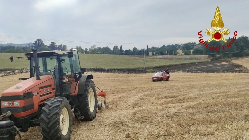 Incendio in un campo di Agazzano, intervengono i vigili del fuoco – FOTO