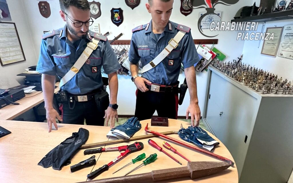 Nell’auto trasportavano passamontagna, torce e attrezzi da scasso: bloccati tre giovani pronti a commettere furti