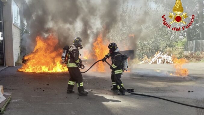 Vigili del Fuoco a Gragnano Furgoncino in fiamme Sordello Gragnano