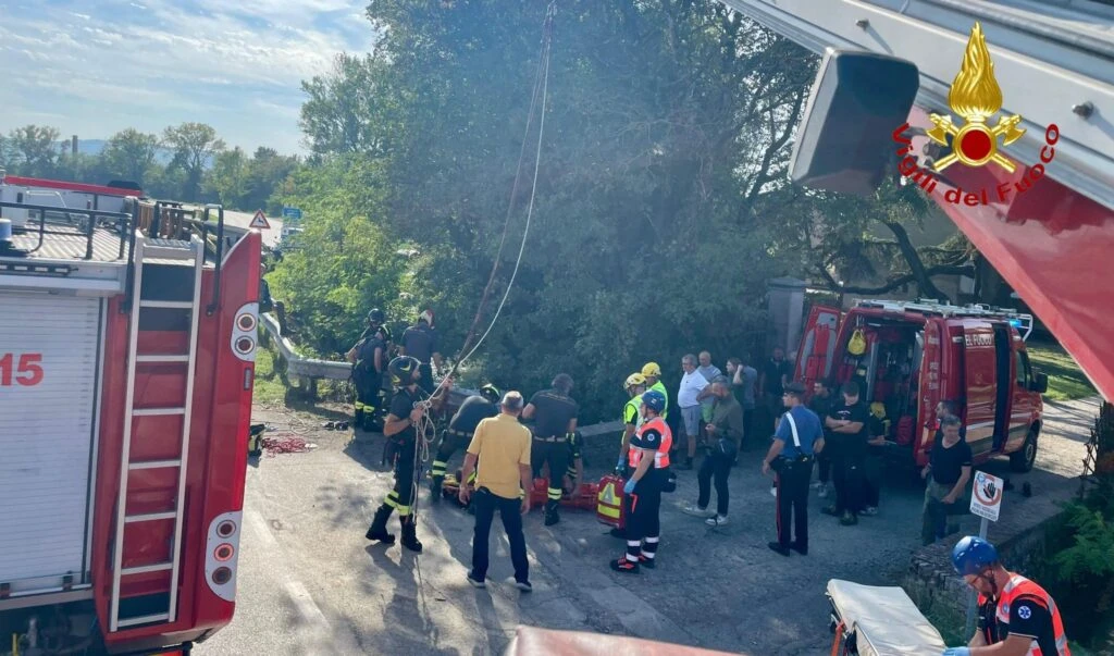 Si schianta contro il guard rail e finisce nel canale pieno d’acqua, 16enne salvato: difficili i soccorsi – FOTO