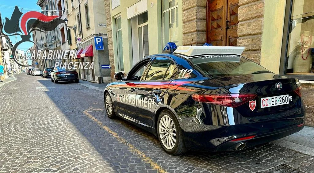 Sorpreso a rubare oggetti da una Porsche parcheggiata, “topo d’auto” bloccato da un carabiniere fuori servizio e arrestato