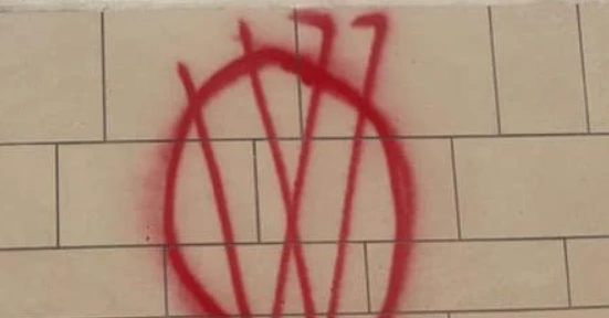 “Vaccini uguale a morte”, scritte no-vax sulla sede di Libertà. Imbrattato anche un furgone di Poste