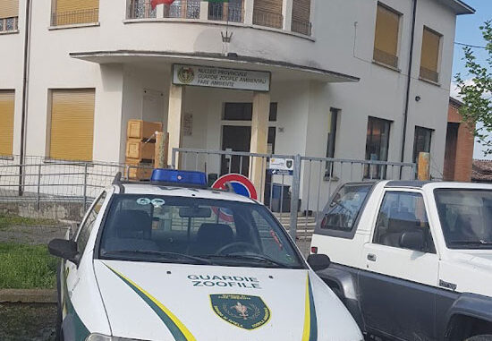 Loris Burgio Lasciati animali davanti alla sede