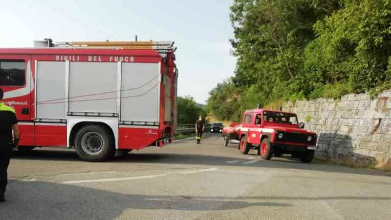 Perde il controllo della moto e si schianta contro il guardrail sulla Statale 45, muore 18enne