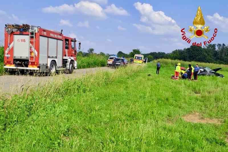 Auto esce di strada due feriti gravi