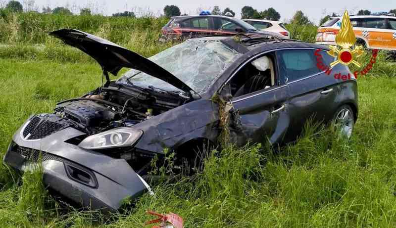 Auto esce di strada due feriti gravi