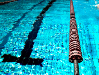 piacentina allontanata dalla vasca di una piscina mentre stava allattando